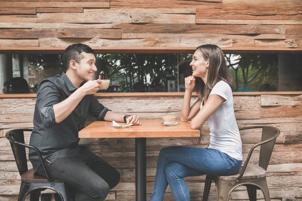 Smiling couple drinking coffee together — Stock Photo, Image