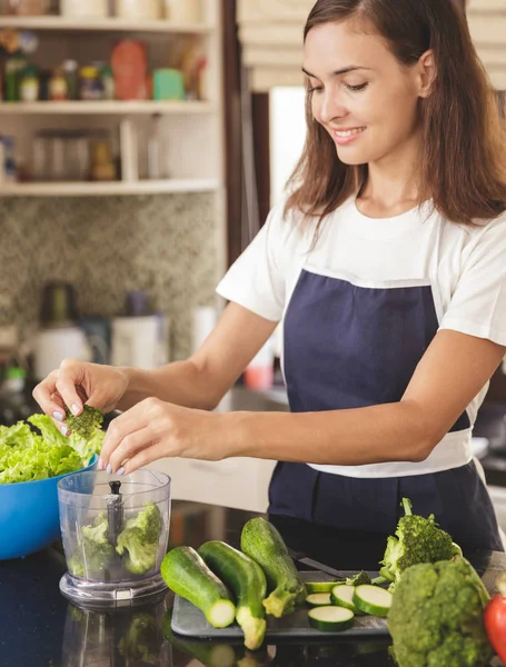 Mujer preparando verduras para la cena — Foto de Stock