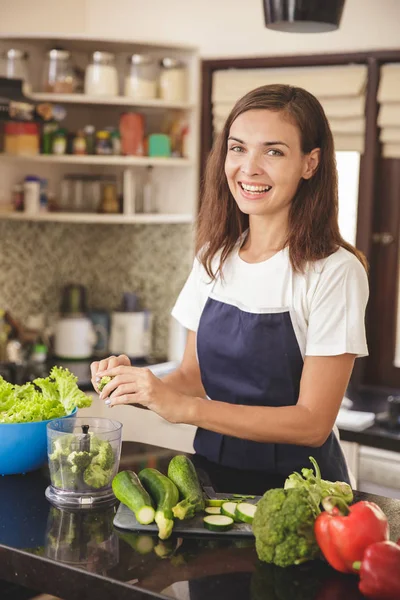 Mujer preparando verduras para la cena — Foto de Stock