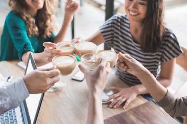 Kahve bardakları ile üzerinde insanlar alkış