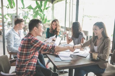 İş Adamları Tokalaşıyor