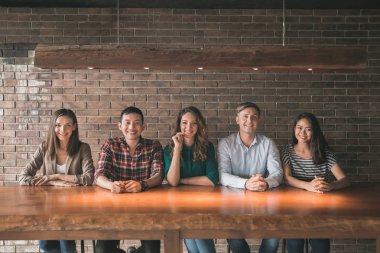 Masada oturan sıradan insanlar