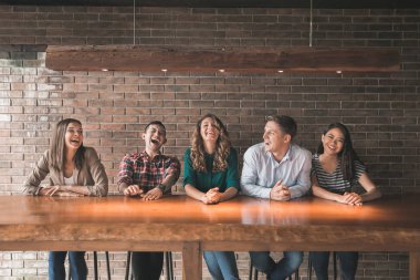 Çok ırklı insanlar gülüyor