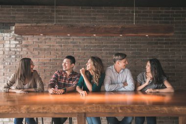 Konuşmayı ve gülümseyen insanlar