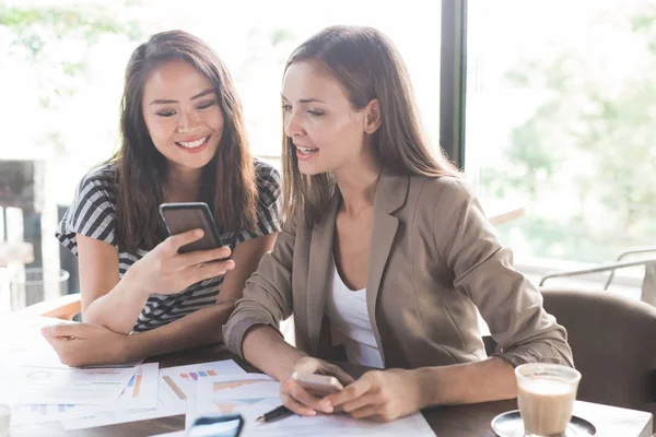 Twee vrouwen delen van inhoud op smartphone — Stockfoto