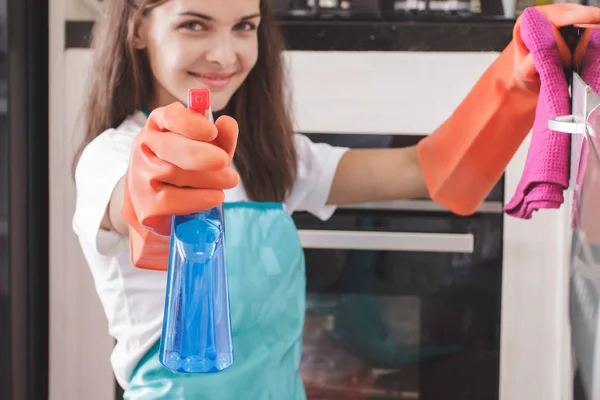 Mulher com o objetivo de limpeza spray para câmera — Fotografia de Stock