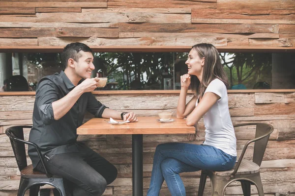 Sorrindo casal beber café juntos — Fotografia de Stock