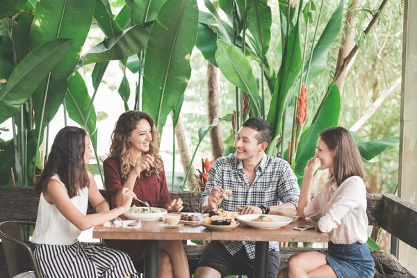 Quatro amigos almoçando juntos — Fotografia de Stock