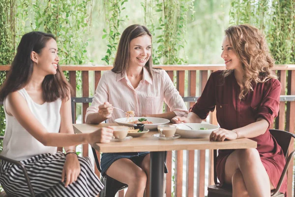 Trzech przyjaciół obiad w kawiarni — Zdjęcie stockowe