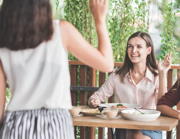 Kvinna hälsning vän på café — Stockfoto