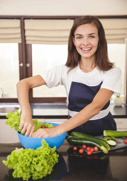 Γυναίκα προετοιμασία λαχανικών για δείπνο — Φωτογραφία Αρχείου