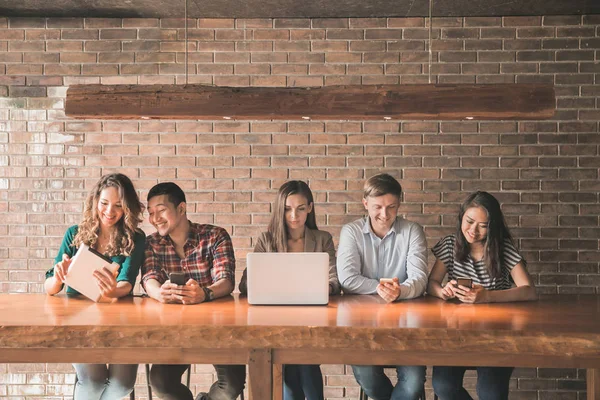 Çok ırklı gadget'lar arkadaşlarınızla