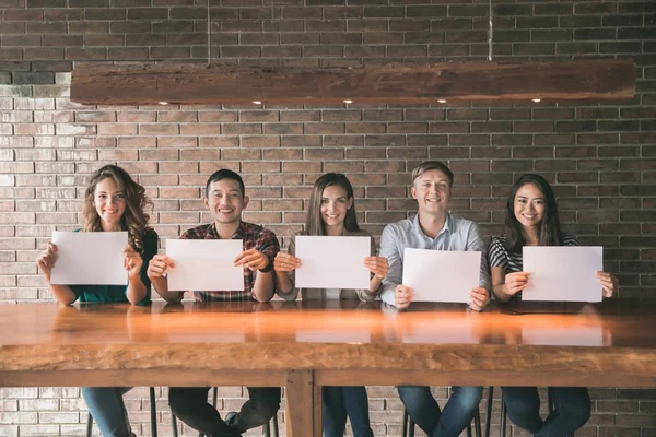 Çok ırklı arkadaşlar kağıt tutan