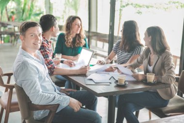 Genç İşadamı Kameraya Gülümsüyor 