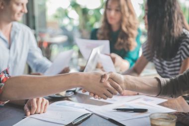 İş Ortakları Tokalaşıyor