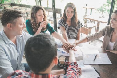Ellerinizi bir araya getirmek iş takım