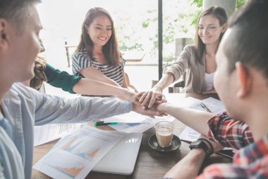 Ellerinizi bir araya getirmek iş takım