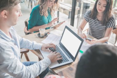 İnsanlar becerikli alet üstünde meşgul