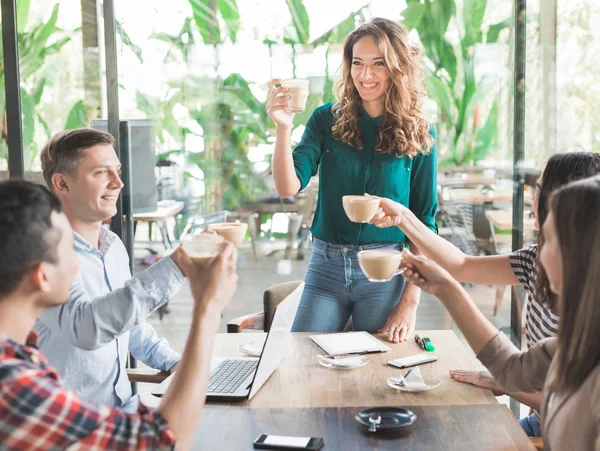 İnsanlar yükselterek kahve bardağı