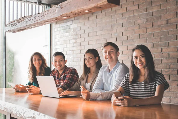 Masada oturan sıradan insanlar