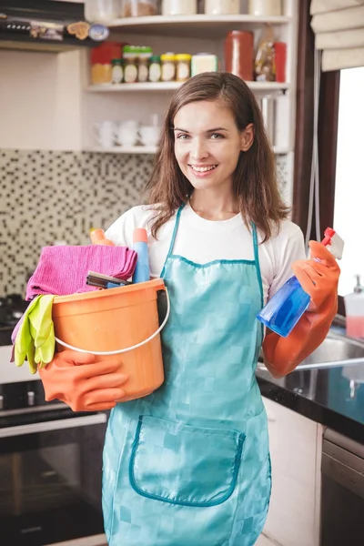 Mulher segurando suprimentos de limpeza — Fotografia de Stock