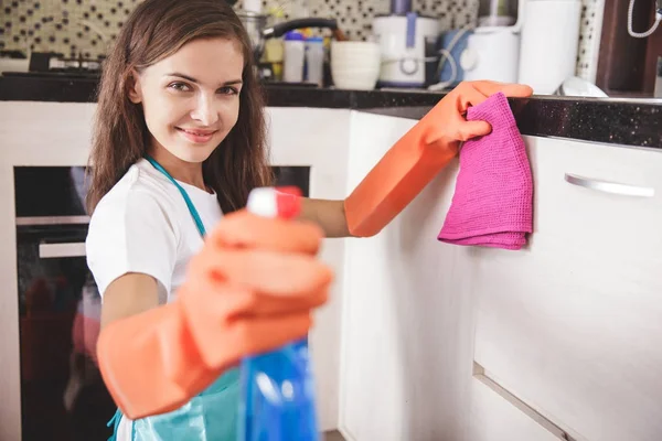 Wanita tersenyum membersihkan peralatan dapur — Stok Foto