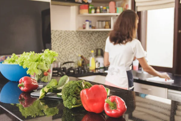 Groenten voor salade op tafel — Stockfoto