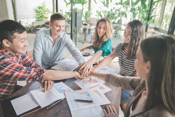 Verksamhet team sätter händerna ihop — Stockfoto