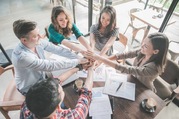 Ellerinizi bir araya getirmek iş takım