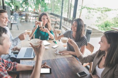 İnsanlar yükselterek kahve bardağı