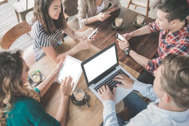 İnsanlar becerikli alet üstünde meşgul