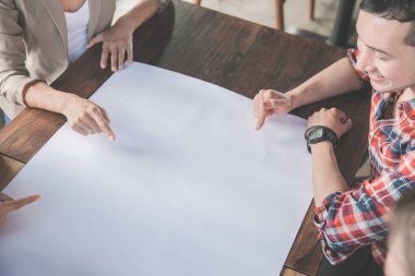 Boş kağıt işaret eden takım