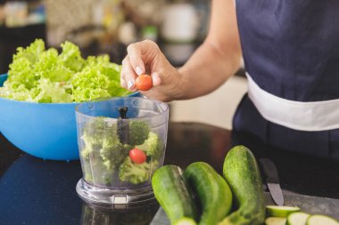 akşam yemeği için sebzeleri hazırlama kadın