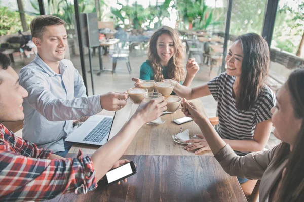 Kahve bardakları ile üzerinde insanlar alkış