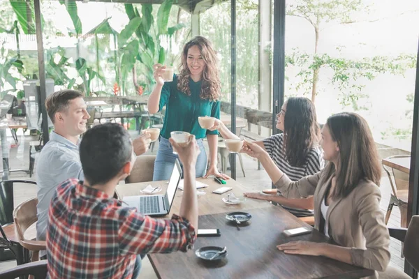 İnsanlar yükselterek kahve bardağı