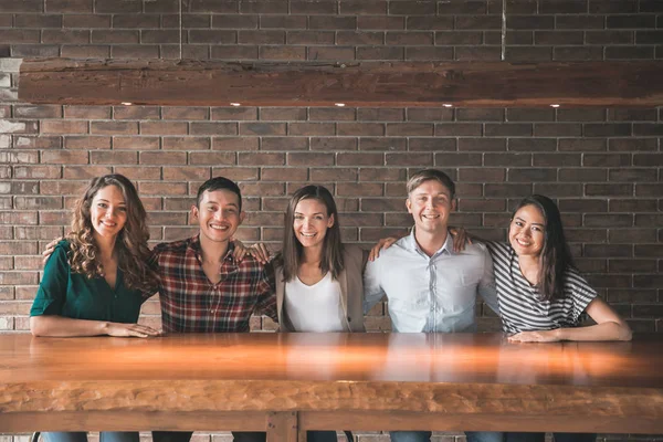 Cafede takılmak çok ırklı arkadaşlar