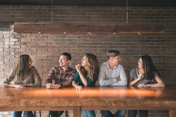 Konuşmayı ve gülümseyen insanlar