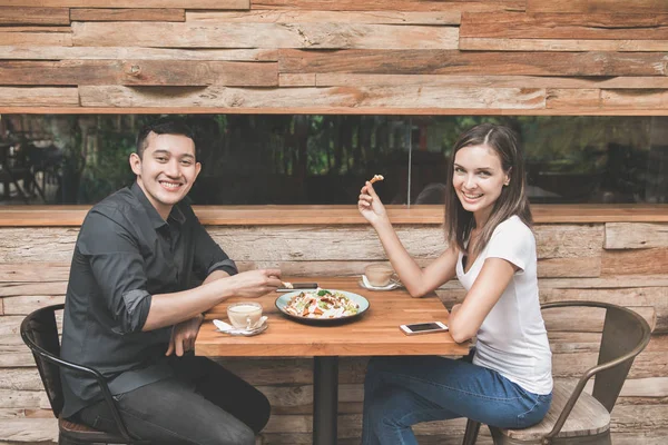 Pasangan makan siang bersama — Stok Foto