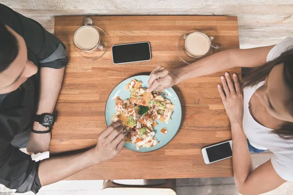 Casal comendo nachos — Fotografia de Stock