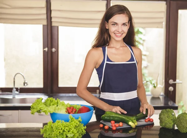夕食に野菜を準備する女性 — ストック写真