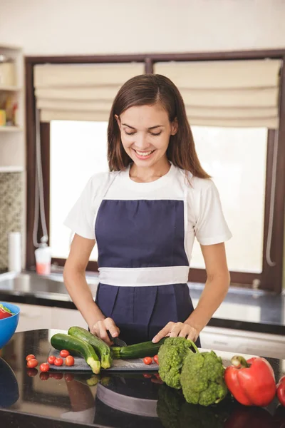 Mujer preparando verduras para la cena — Foto de Stock