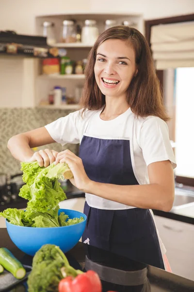 Жінка готує овочі до вечері — стокове фото