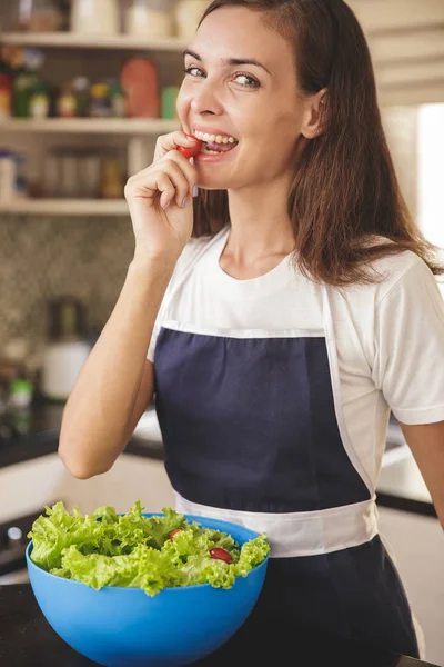 Mujer mordiendo tomate cherry —  Fotos de Stock