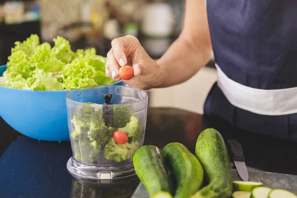 akşam yemeği için sebzeleri hazırlama kadın