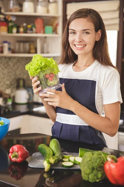 Frau bereitet Gemüse für das Abendessen zu — Stockfoto