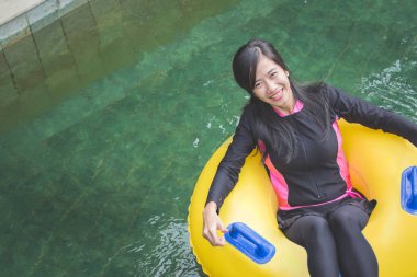 Kameraya bakarak Yüzme daire içinde kadın