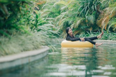 Kameraya bakarak Yüzme daire içinde kadın