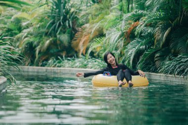 Kameraya bakarak Yüzme daire içinde kadın
