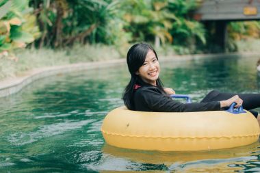 Kameraya bakarak Yüzme daire içinde kadın