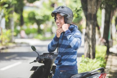 Miğferde koyarak adam